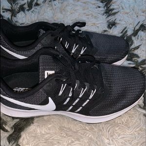 Nike Black White Run Swift 7.5